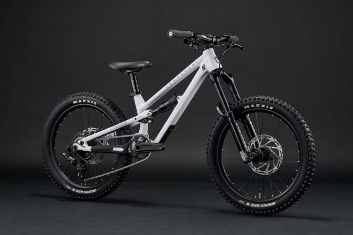 2026 Commencal Clash 20 – view 2